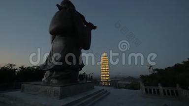 <strong>佛像</strong>和塔塔在黄昏。 越南白底寺